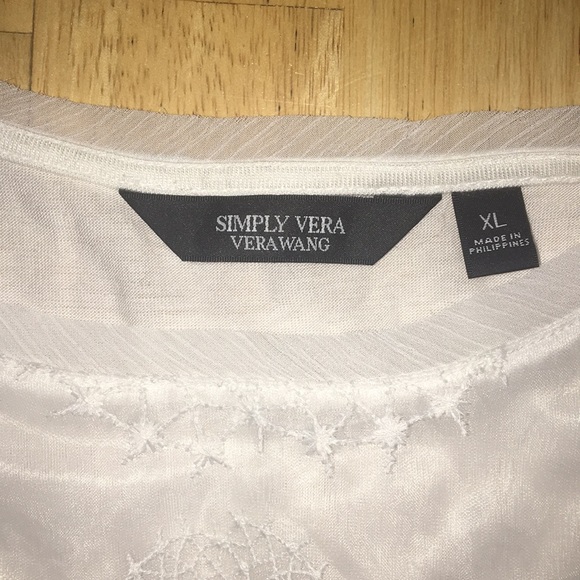 2/$15🦋 Vera Wang tank w/ sheer over layer. - Picture 3 of 3